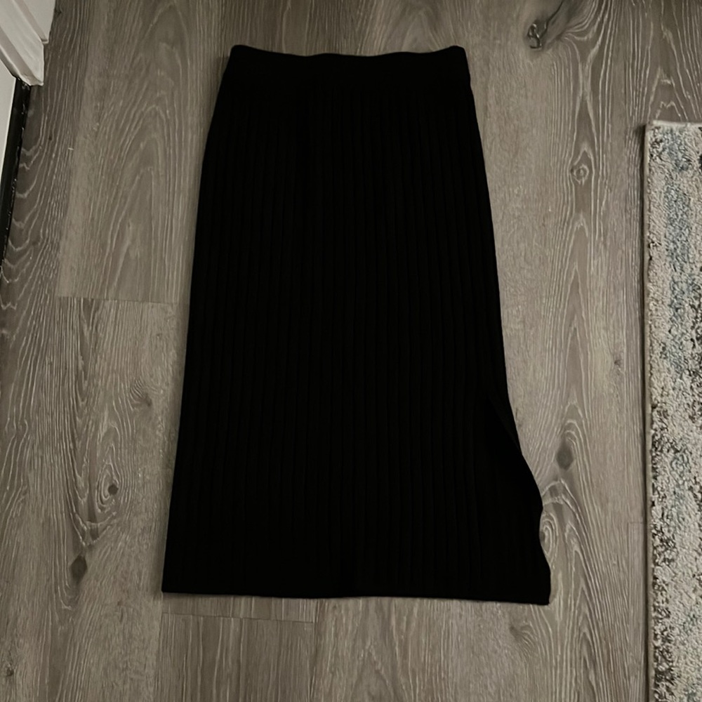 Size S black ribbed knit skirt with slit